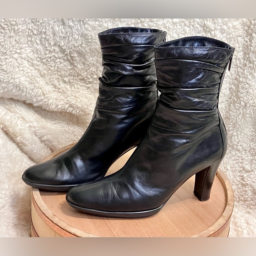 EUC Aquatalia Black Leather Zipper Ankle Block Heel Ruched Boots Size 7.5-8 - Picture 4 of 13